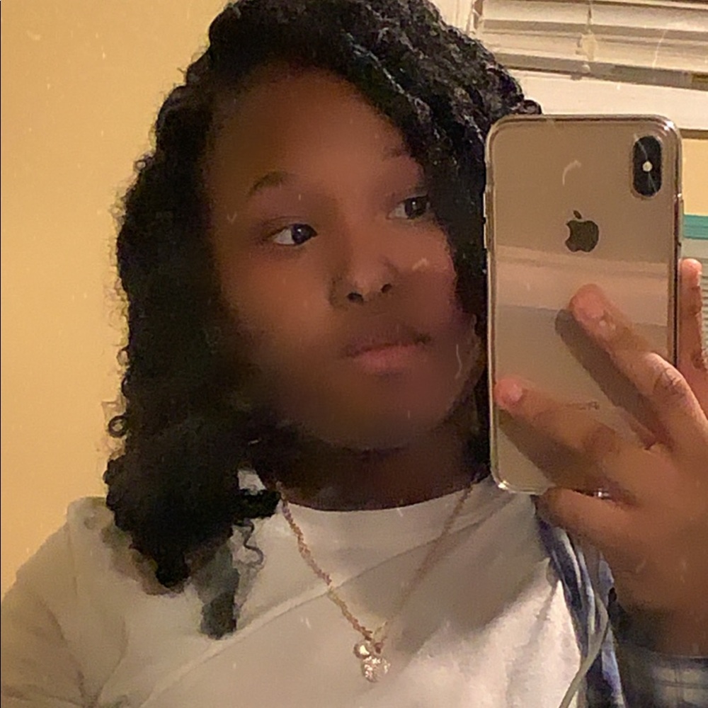 Meet your Posher, Dennia